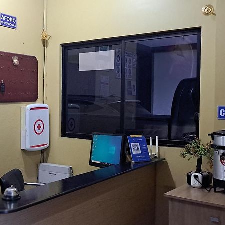 Hostal Los Lirios Лоха Екстер'єр фото