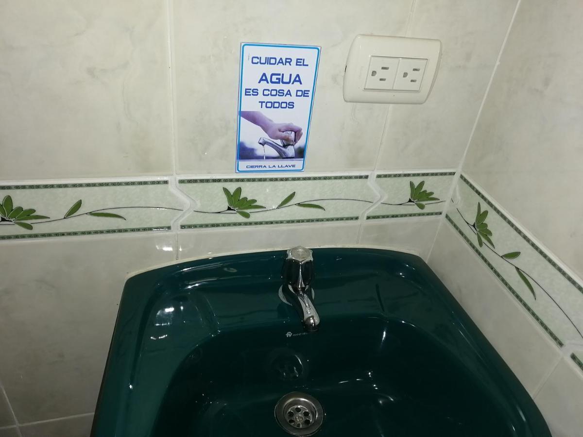 Hostal Los Lirios Лоха Екстер'єр фото