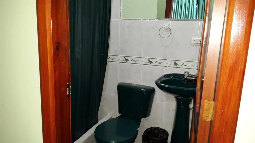 Hostal Los Lirios Лоха Екстер'єр фото