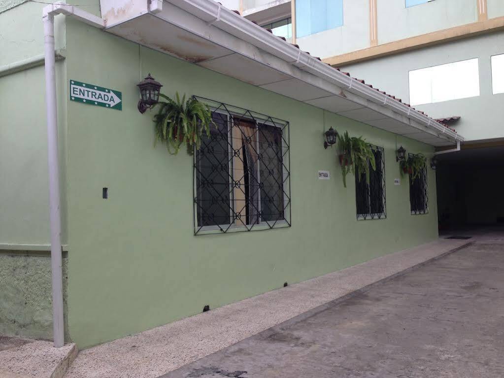 Hostal Los Lirios Лоха Екстер'єр фото